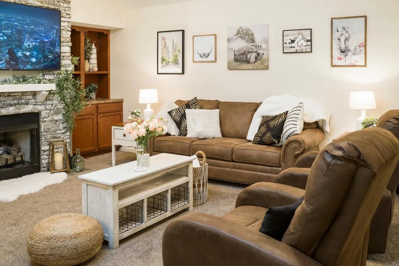 Luxe Quiet Townhouse W/parking/pool/by Dollywood 펜션 *