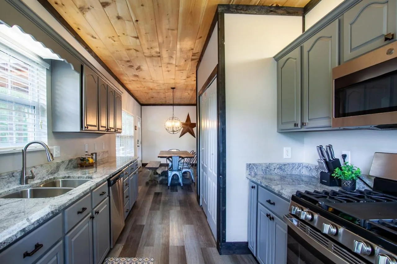Pine Cove - Hot Tub, Game Room, Theater Holiday home Pigeon Forge