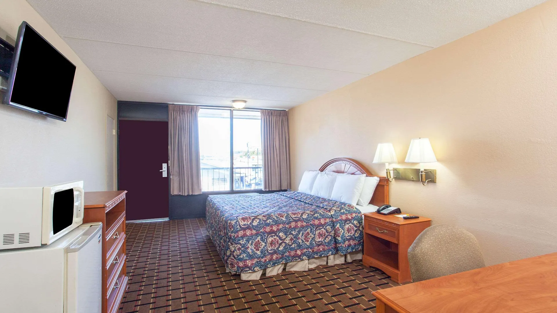Hotel Clarion & Near The Leconte Center