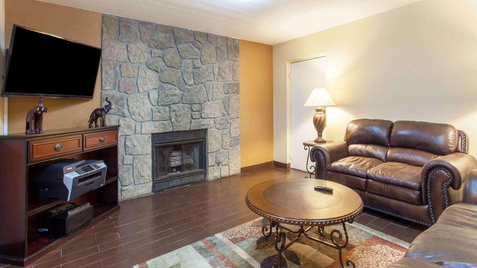 Hotel Clarion & Near The Leconte Center 2*