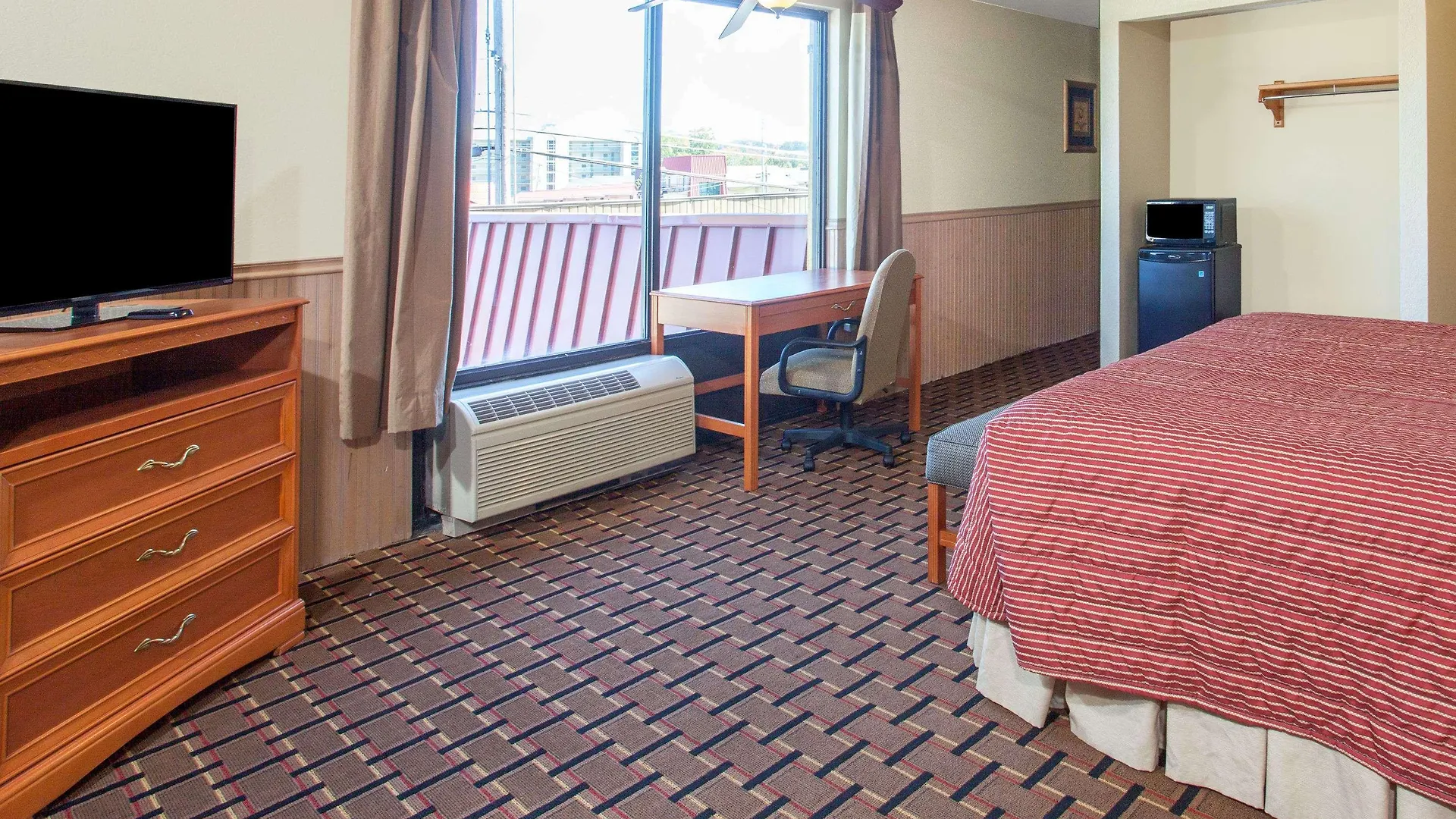 Hotel Clarion & Near The Leconte Center Pigeon Forge
