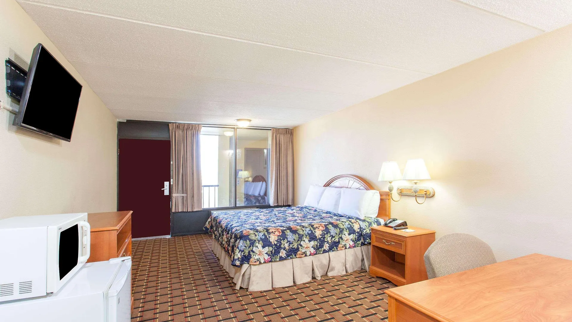Hotel Clarion & Near The Leconte Center Pigeon Forge