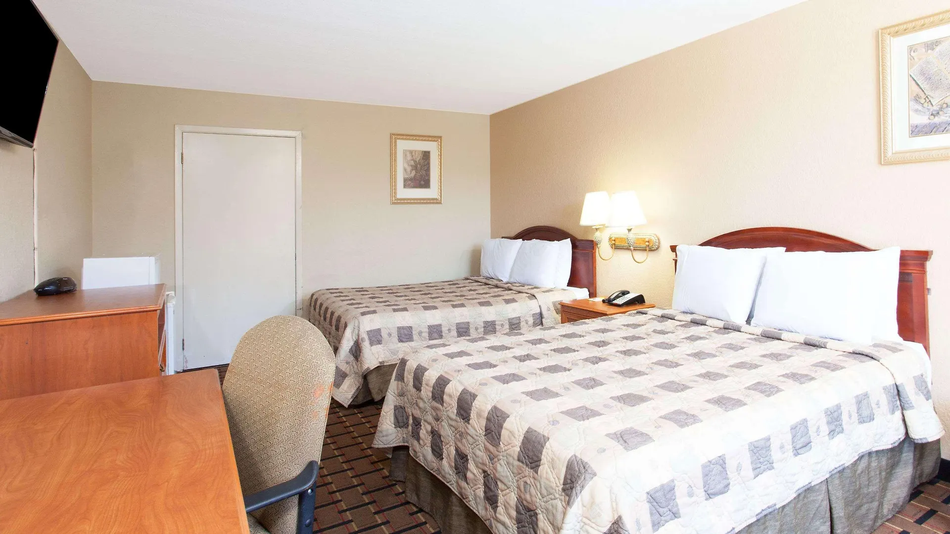 Clarion & Near The Leconte Center 2*