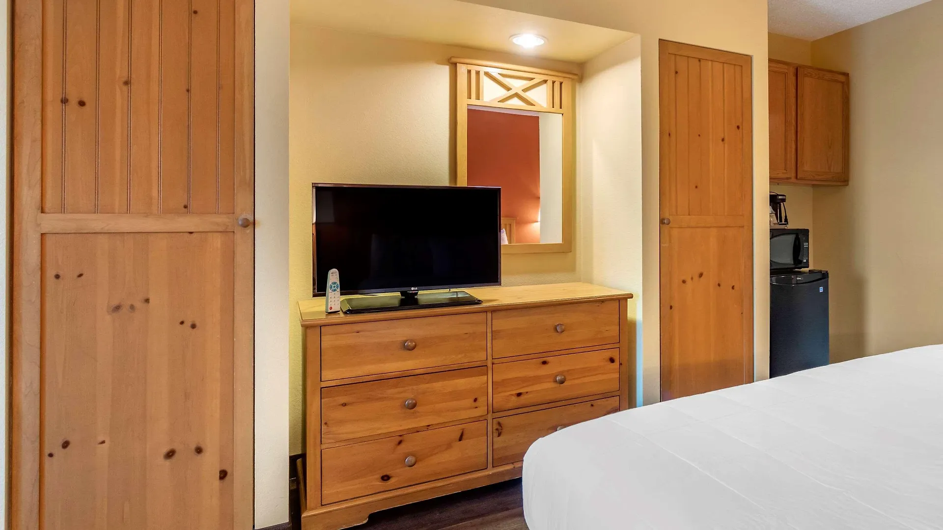 Econo Riverside Lodge