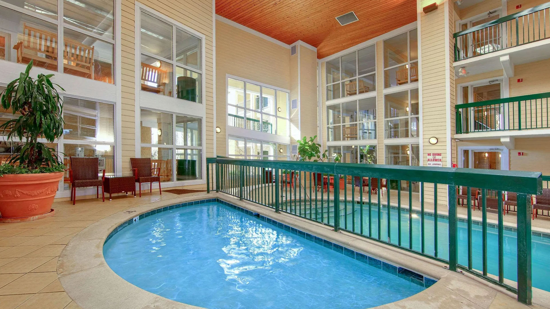 Econo Riverside Lodge