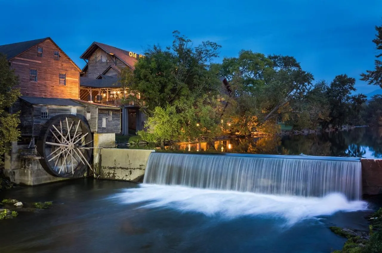 Apartament 5bd5b Escape With 2 Hottubs, Thtr &game Rm,1mi To The Parkway! 4mi To Dollywood - Spring *