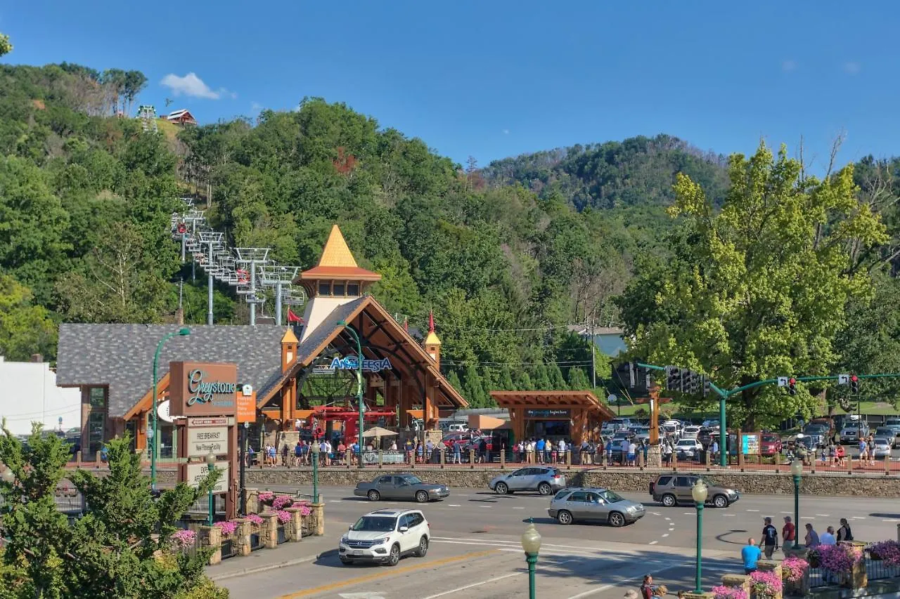 Apartament 5bd5b Escape With 2 Hottubs, Thtr &game Rm,1mi To The Parkway! 4mi To Dollywood - Spring