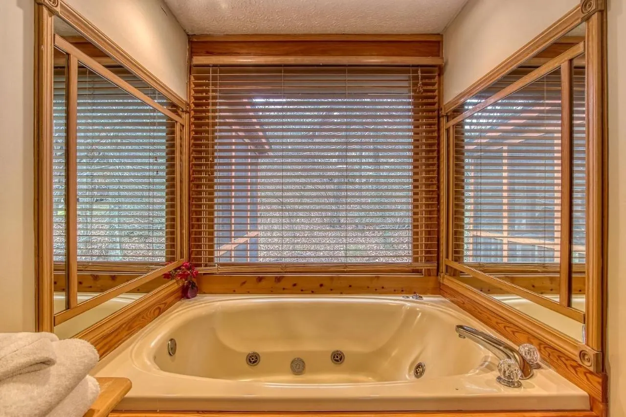 Er46 - Cherith Brook - Great Location, Just Across From Swimming Pool! Pigeon Forge
