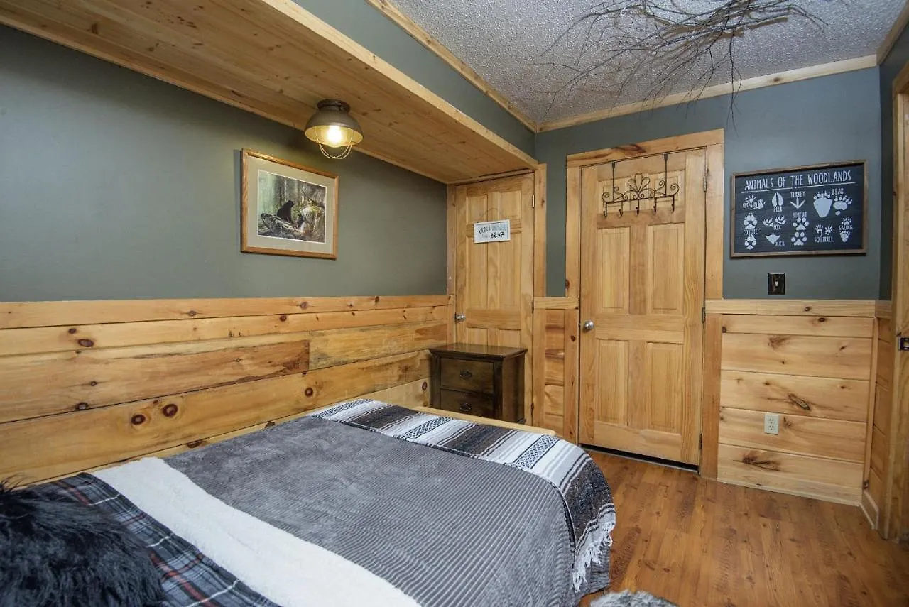 Er103 - Knotty Pine Great Location - Close To Town! *
