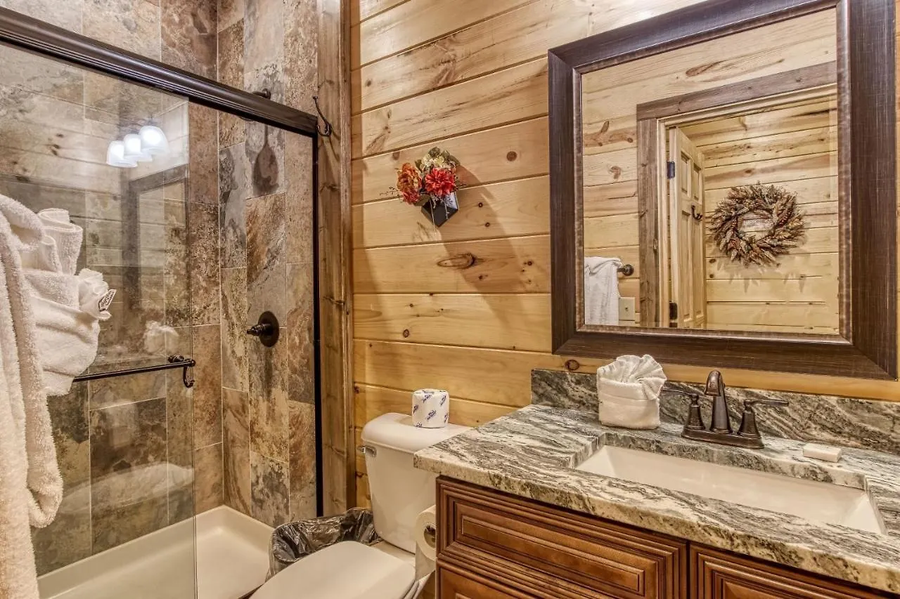 Semesterbostad Ern822 - Smoky Oasis - Great Location, Private Indoor Heated Pool!