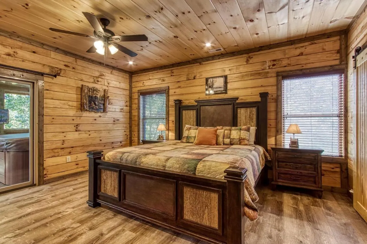 Ern822 - Smoky Oasis - Great Location, Private Indoor Heated Pool!