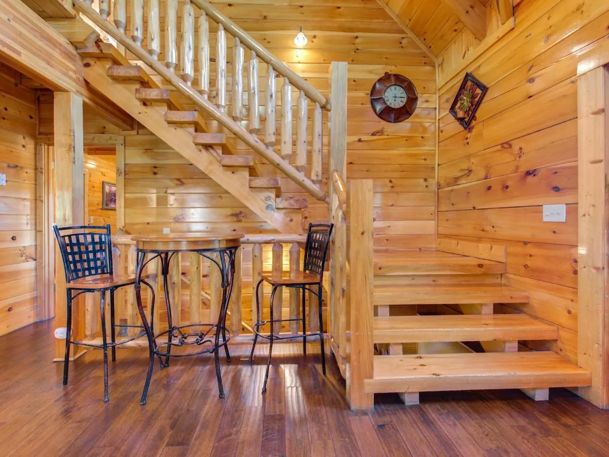 Moonlight Theater Lodge, 3 Bedrooms, Hot Tub, Pool, Sleeps 14 펜션 비둘기 포지