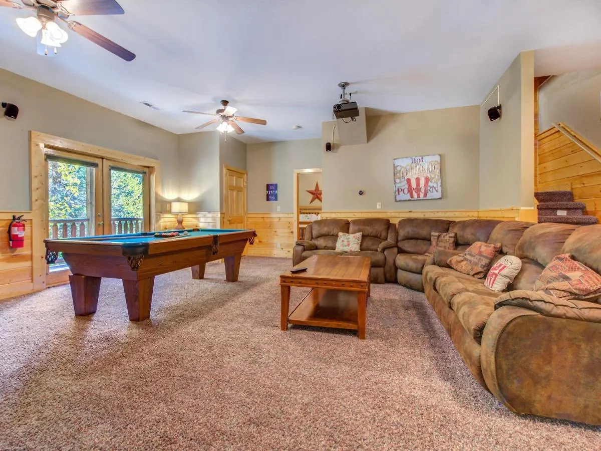 Moonlight Theater Lodge, 3 Bedrooms, Hot Tub, Pool, Sleeps 14