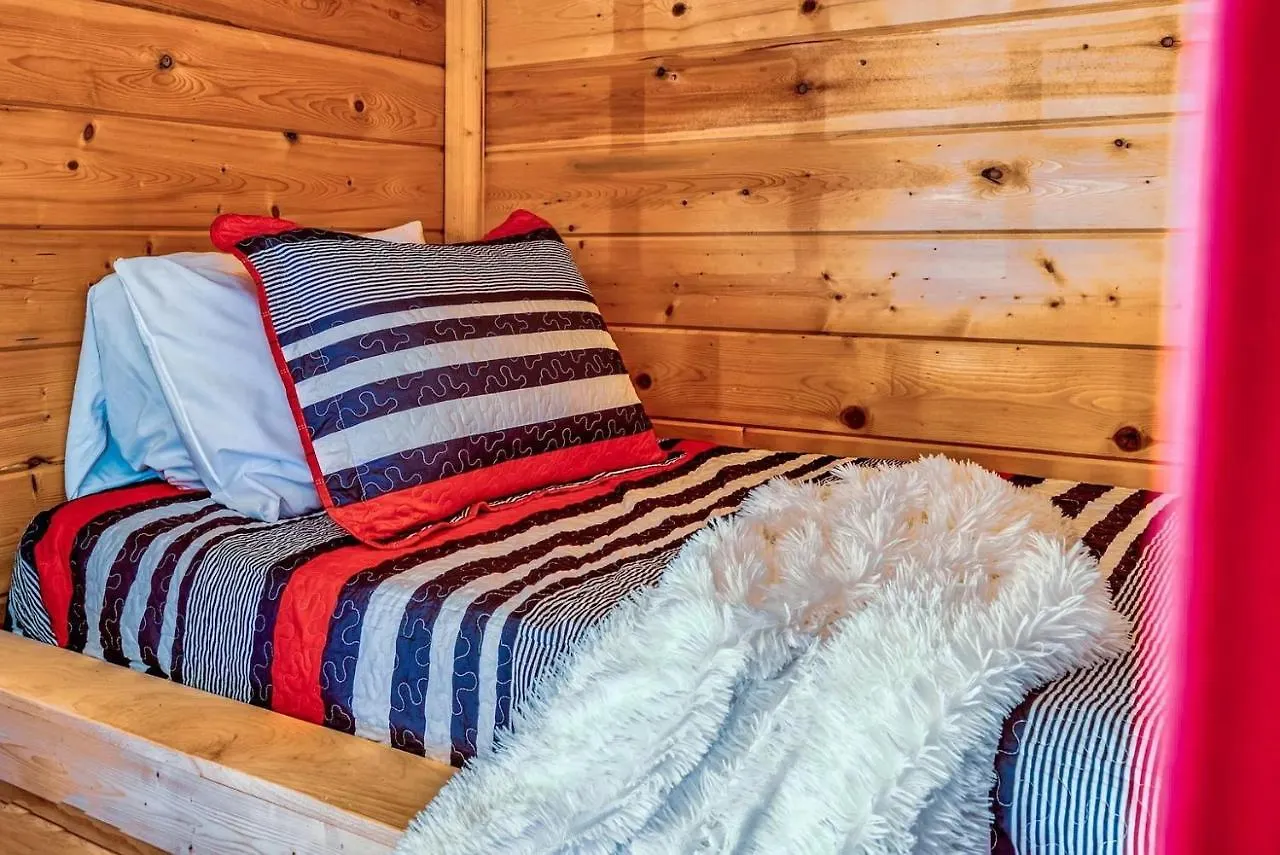 Pine Haven Hollow, Hot Tub, Game Room, Wifi, 1089 Free Tickets Each Paid Day, Dollywood And *