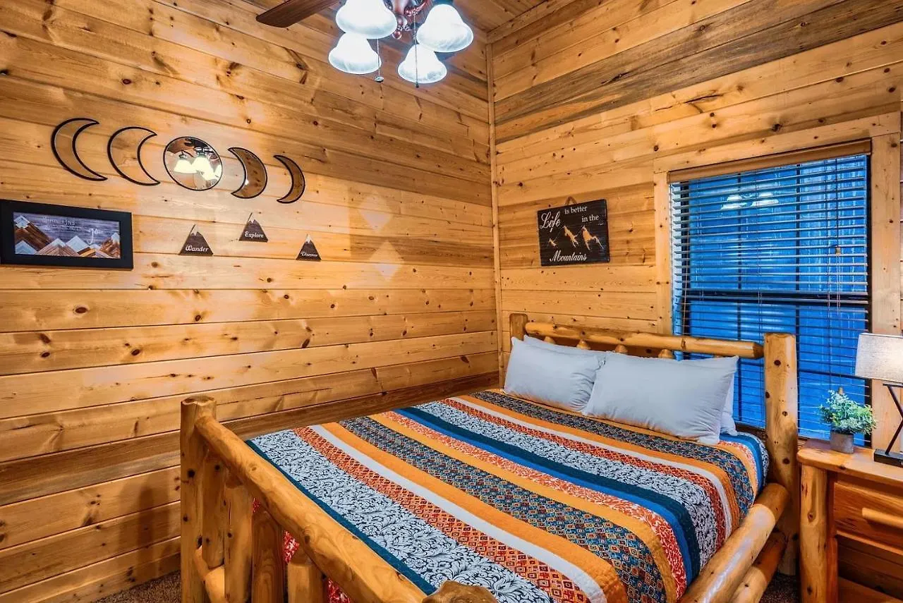 Pine Haven Hollow, Hot Tub, Game Room, Wifi, 1089 Free Tickets Each Paid Day, Dollywood And *