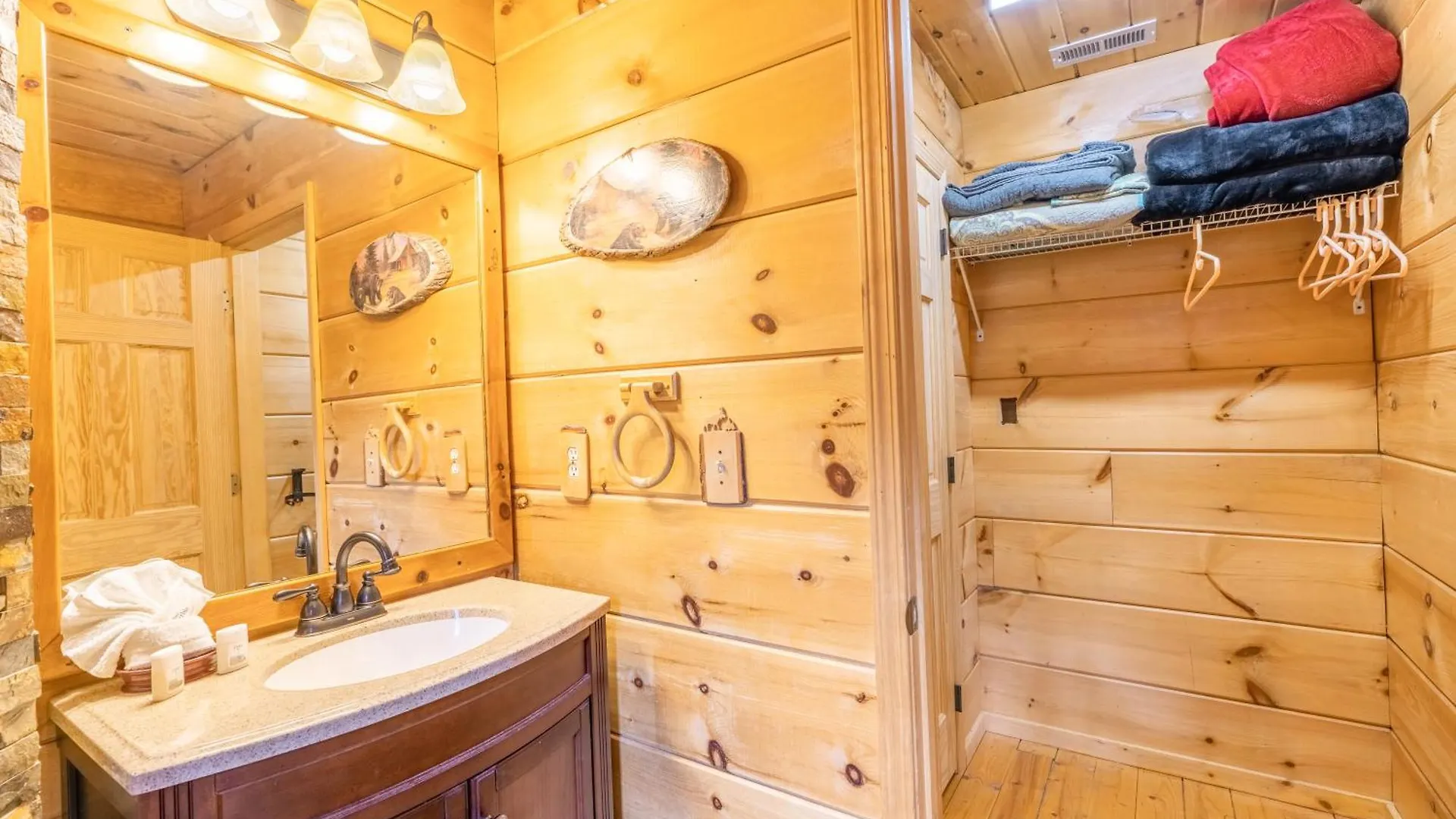 Moonshine Ridge With Hot Tub And Fire Pit * Pigeon Forge