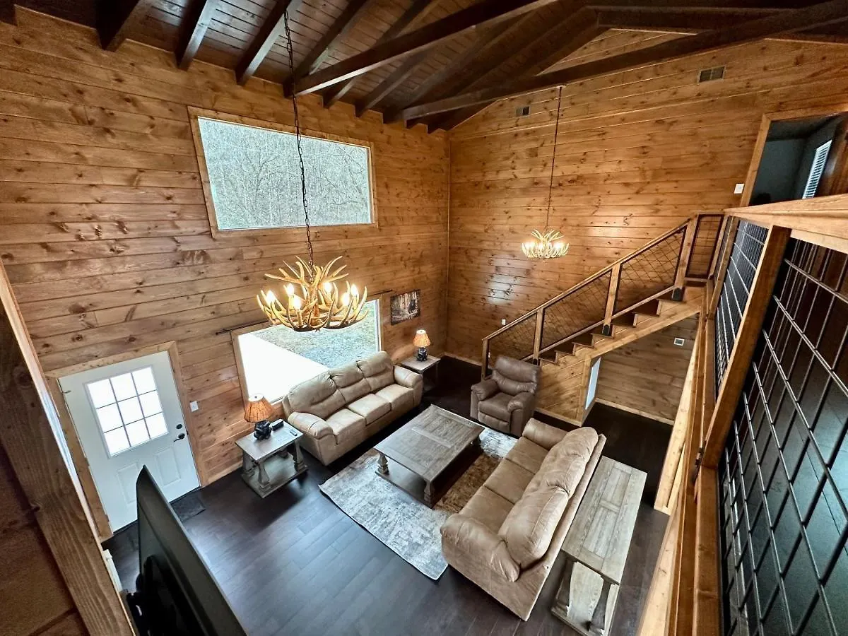 Creekfront Lodge: Brand New!