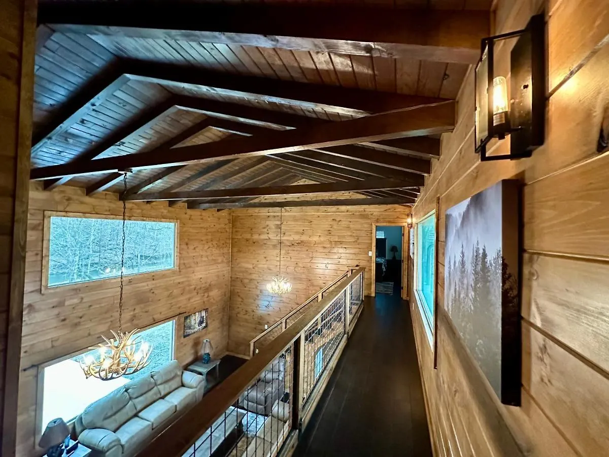 Creekfront Lodge: Brand New! Holiday home
