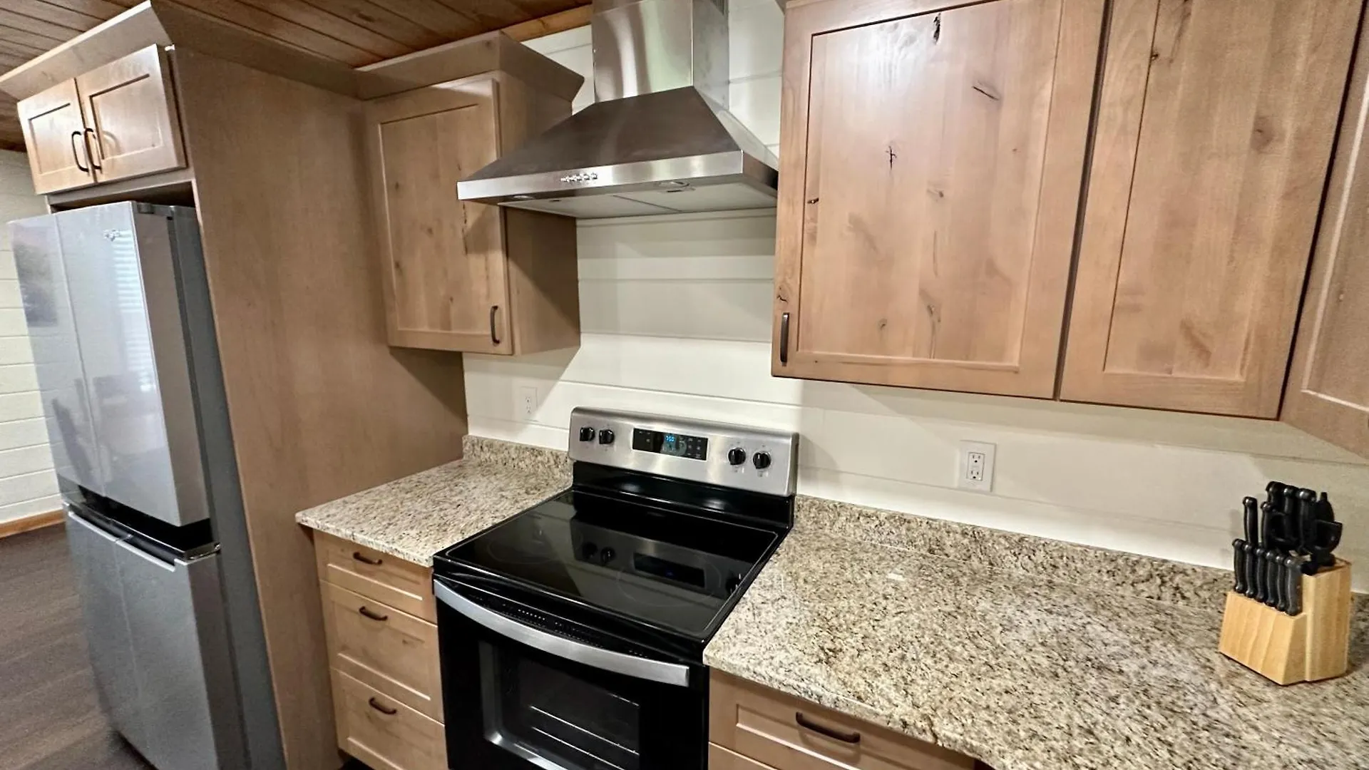 Creekfront Lodge: Brand New!