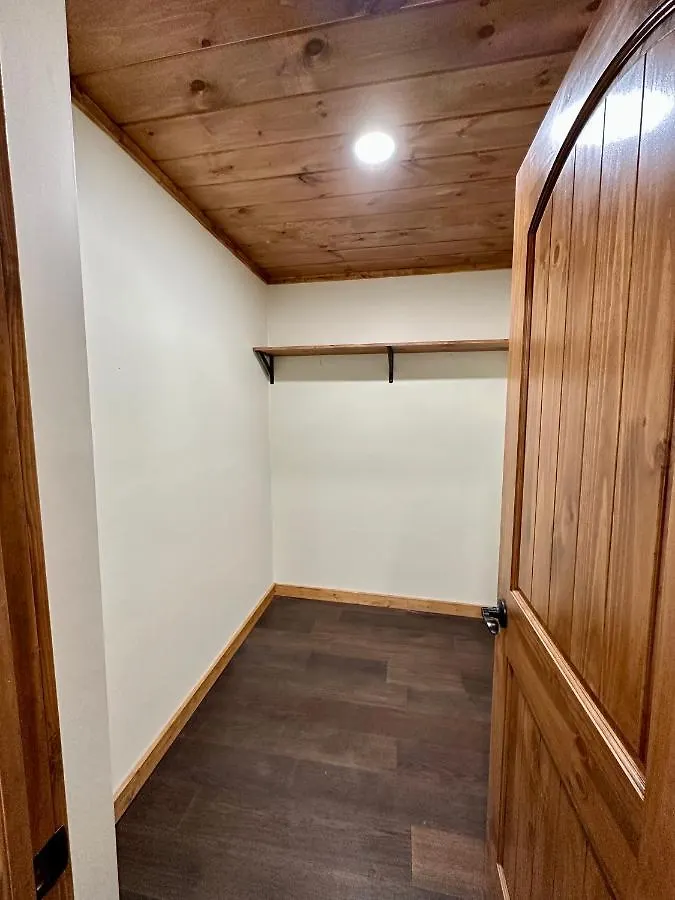 Creekfront Lodge: Brand New!