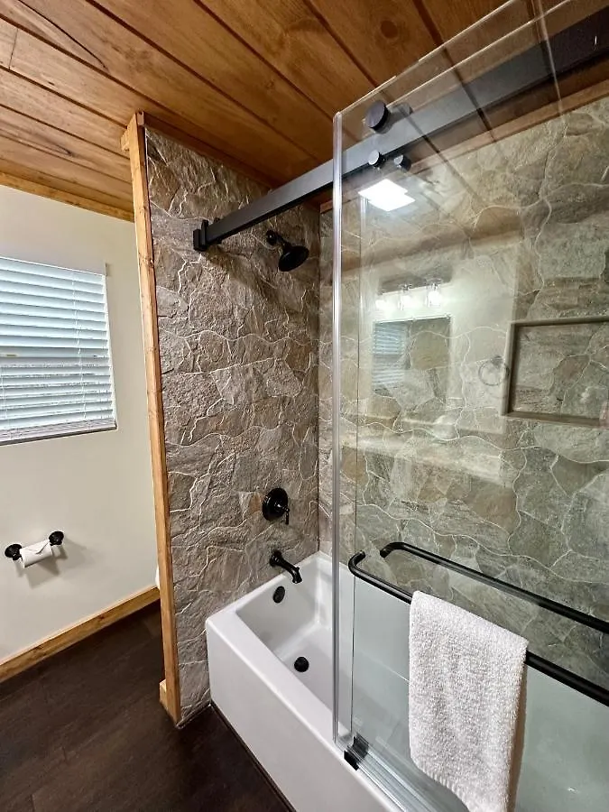 Creekfront Lodge: Brand New! *