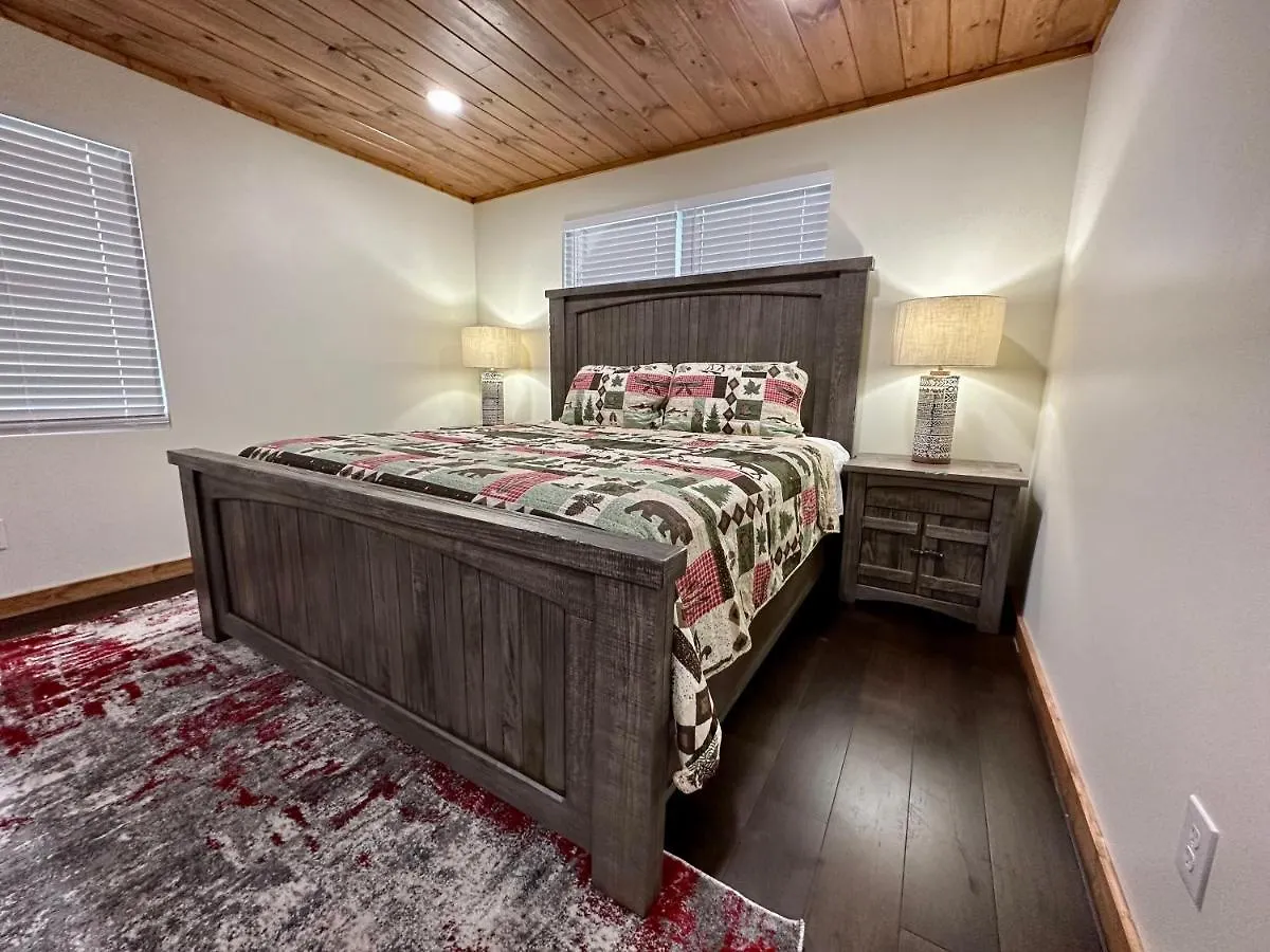 Holiday home Creekfront Lodge: Brand New! Pigeon Forge