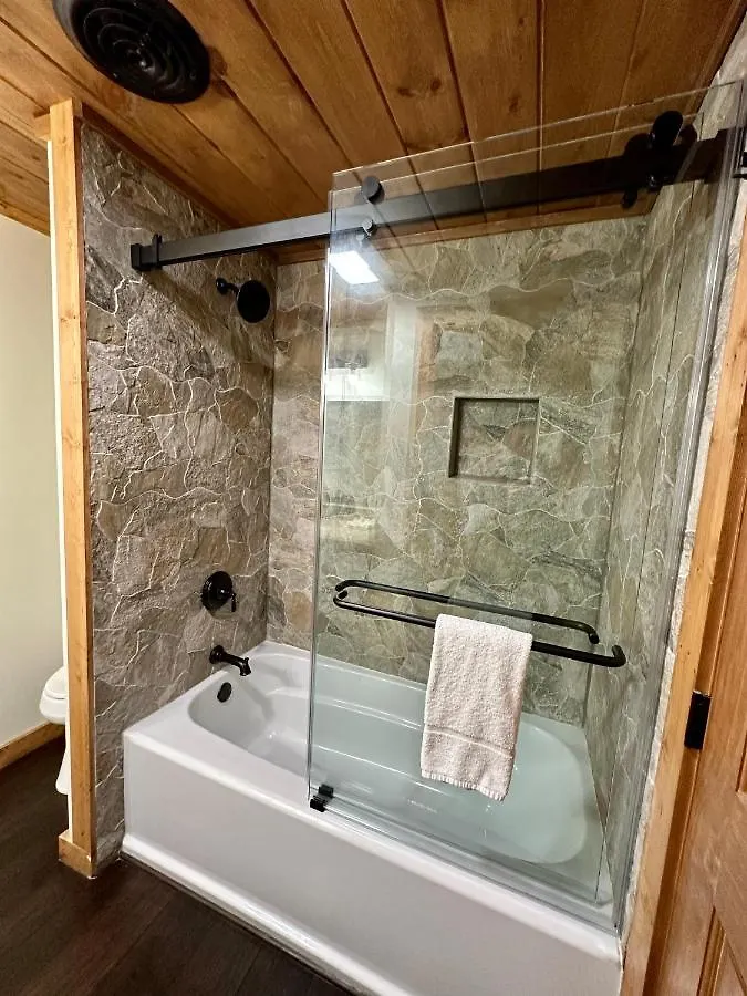 Creekfront Lodge: Brand New! Pigeon Forge