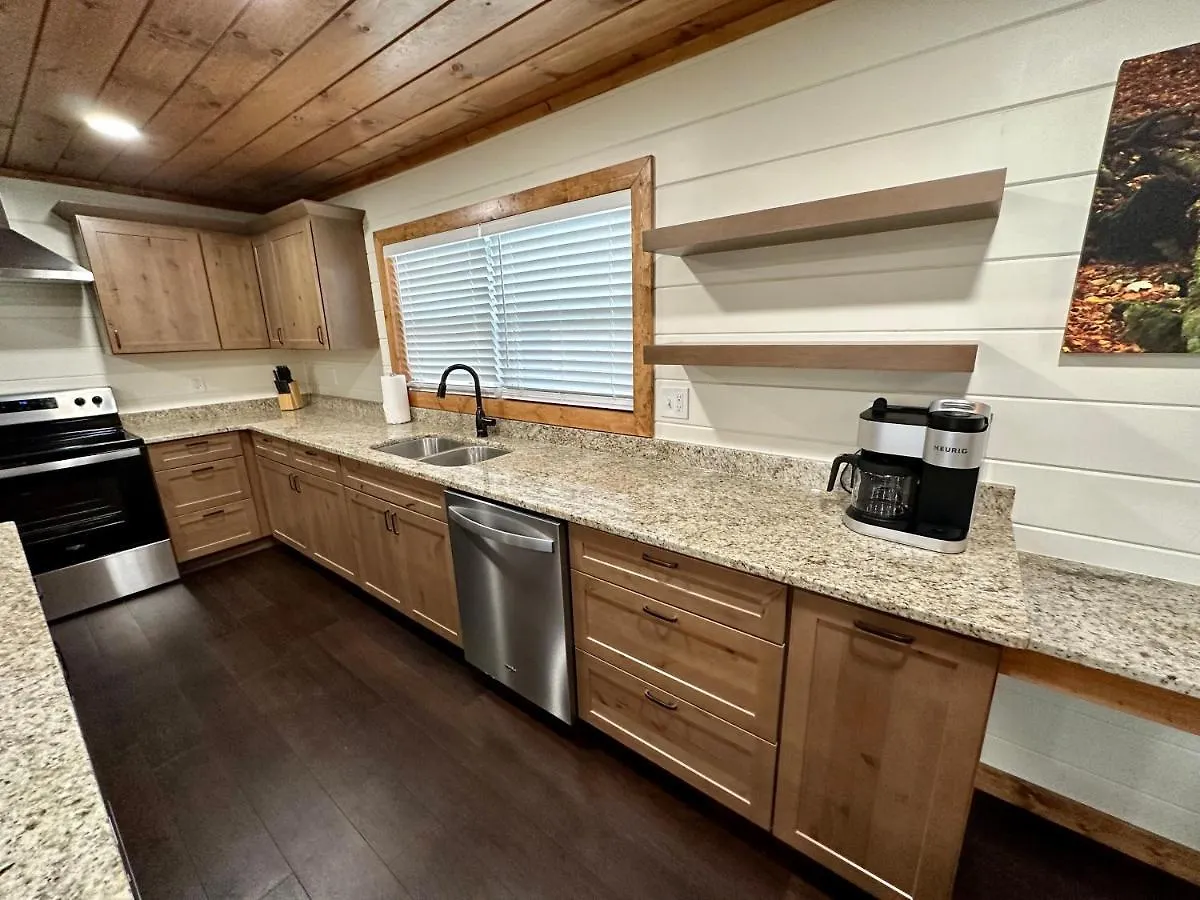 Creekfront Lodge: Brand New!