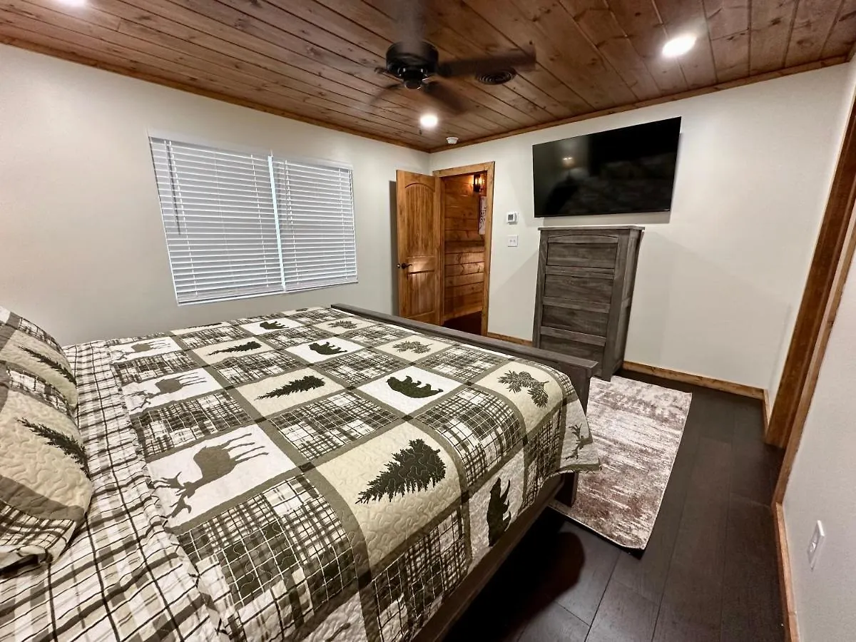 Creekfront Lodge: Brand New! Holiday home Pigeon Forge