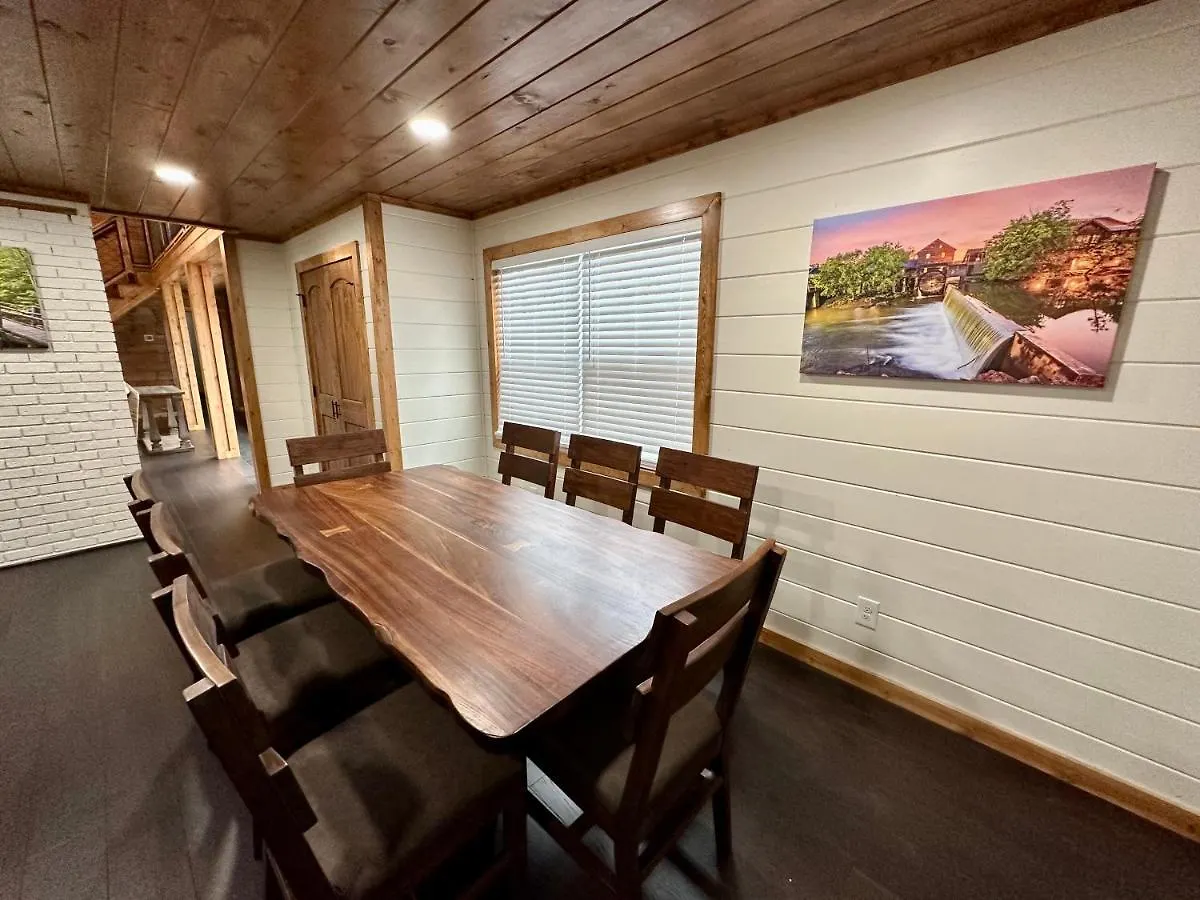 Creekfront Lodge: Brand New! *