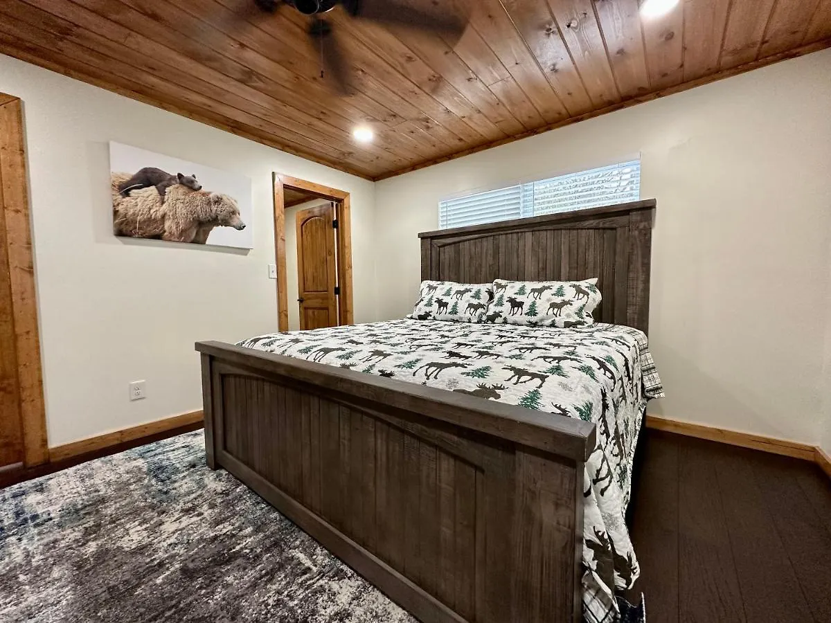Creekfront Lodge: Brand New! Holiday home Pigeon Forge