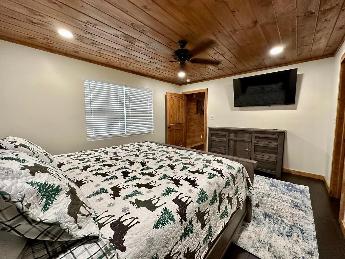 Creekfront Lodge: Brand New! Holiday home