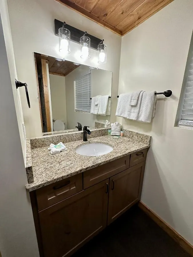 Holiday home Creekfront Lodge: Brand New!