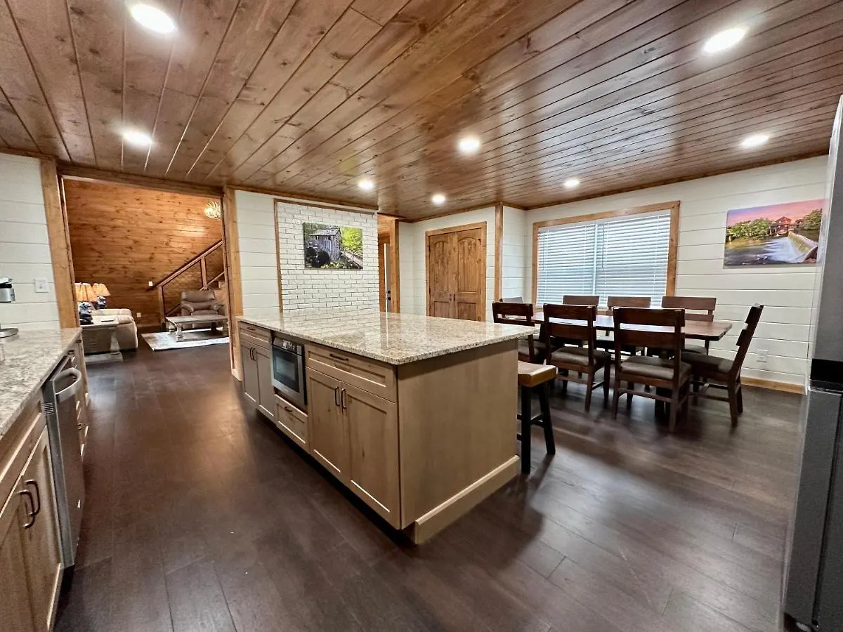 Creekfront Lodge: Brand New! * Pigeon Forge