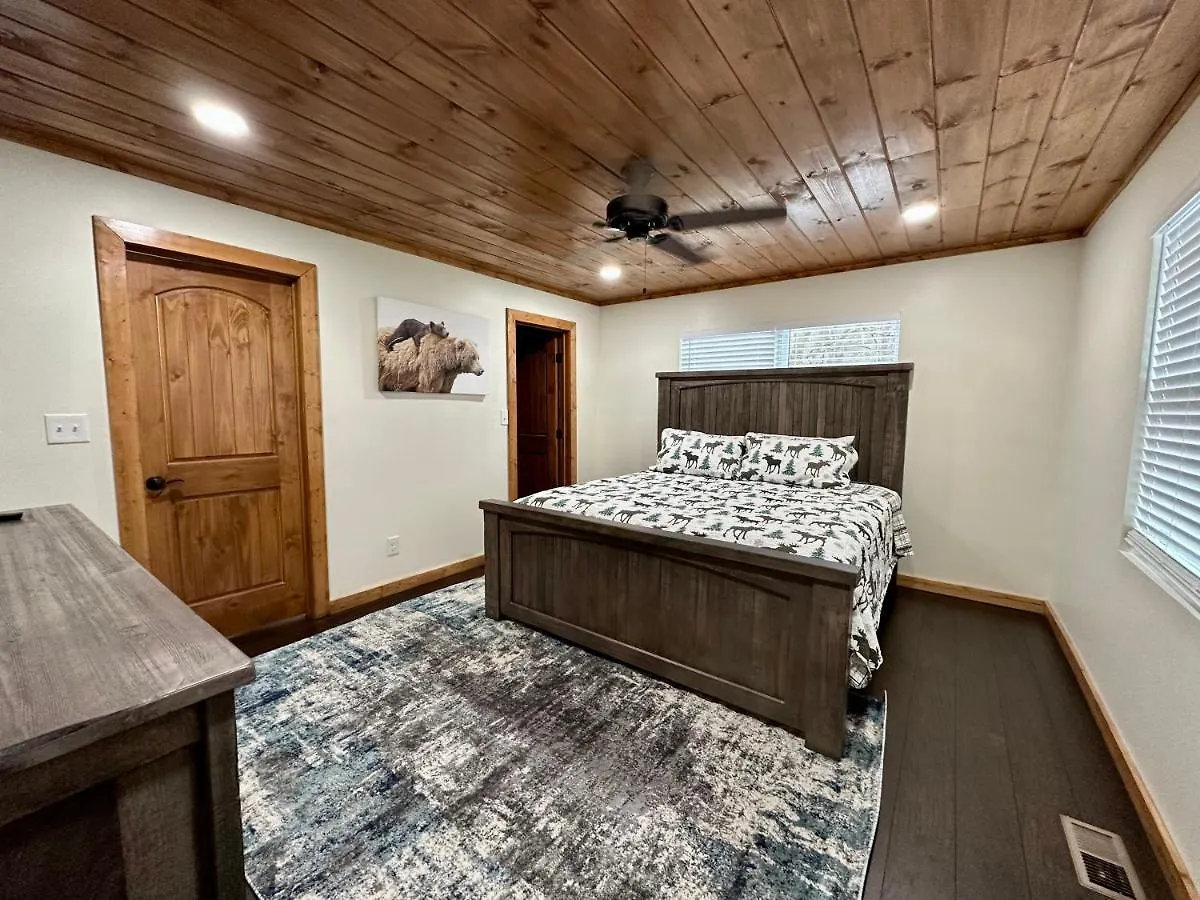 Holiday home Creekfront Lodge: Brand New! *