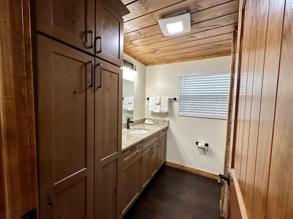 Holiday home Creekfront Lodge: Brand New! *