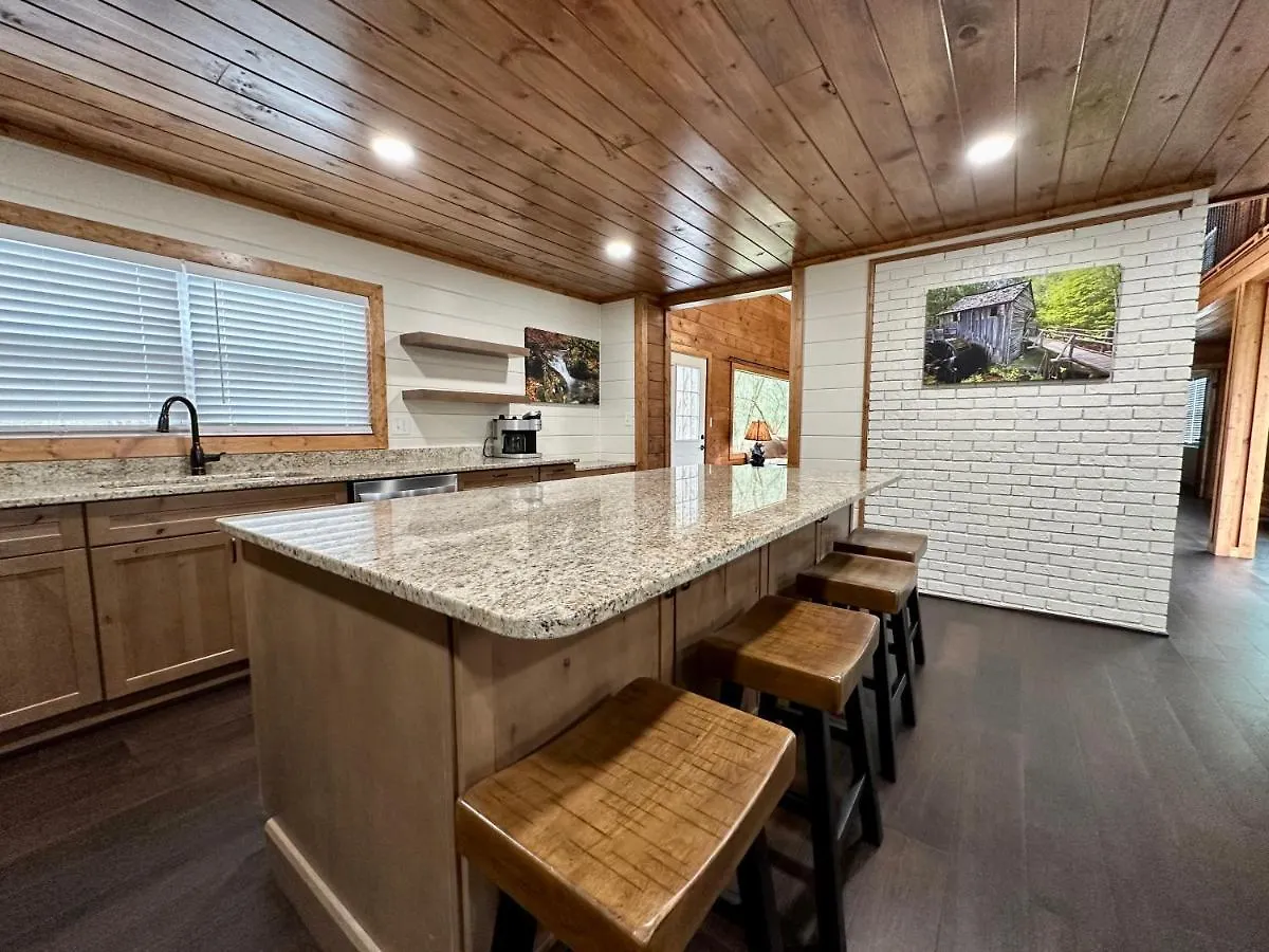 Creekfront Lodge: Brand New! Holiday home Pigeon Forge