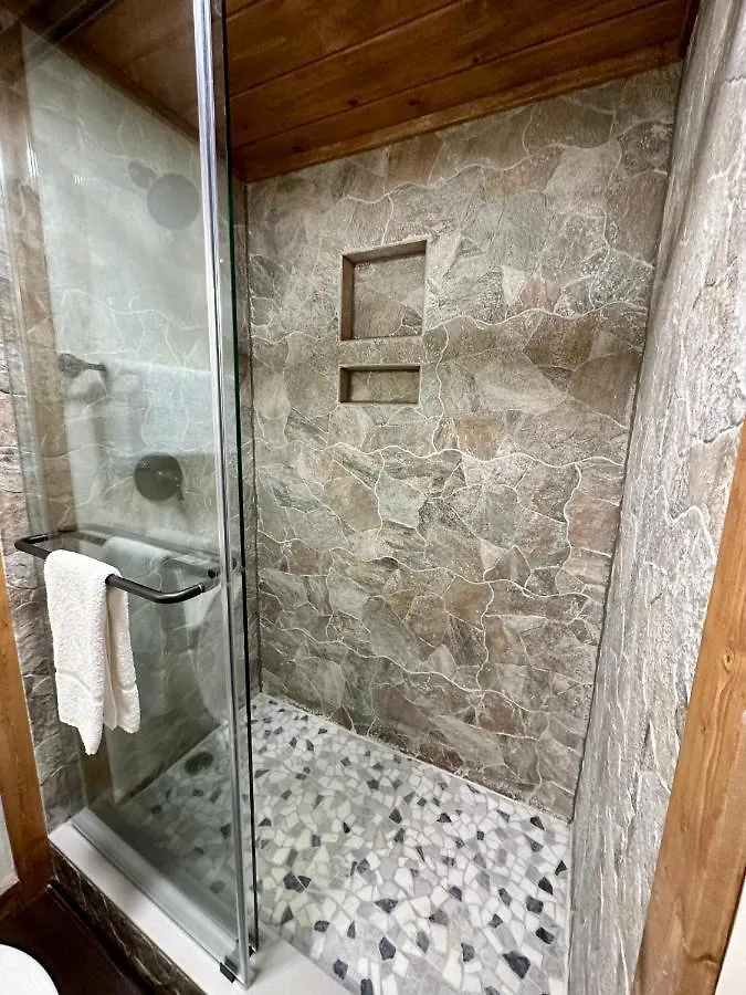 Creekfront Lodge: Brand New! Holiday home Pigeon Forge