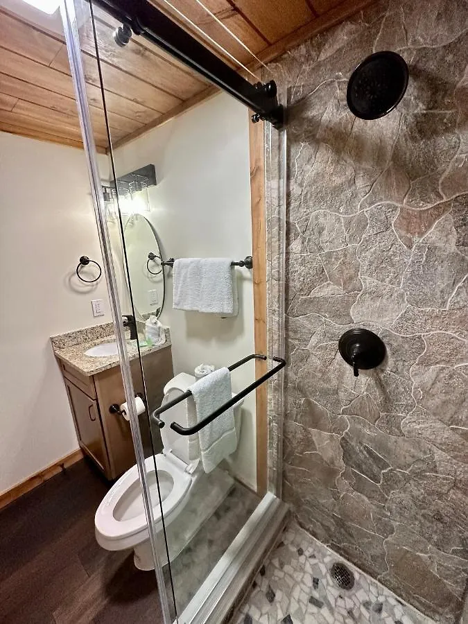 Creekfront Lodge: Brand New! *