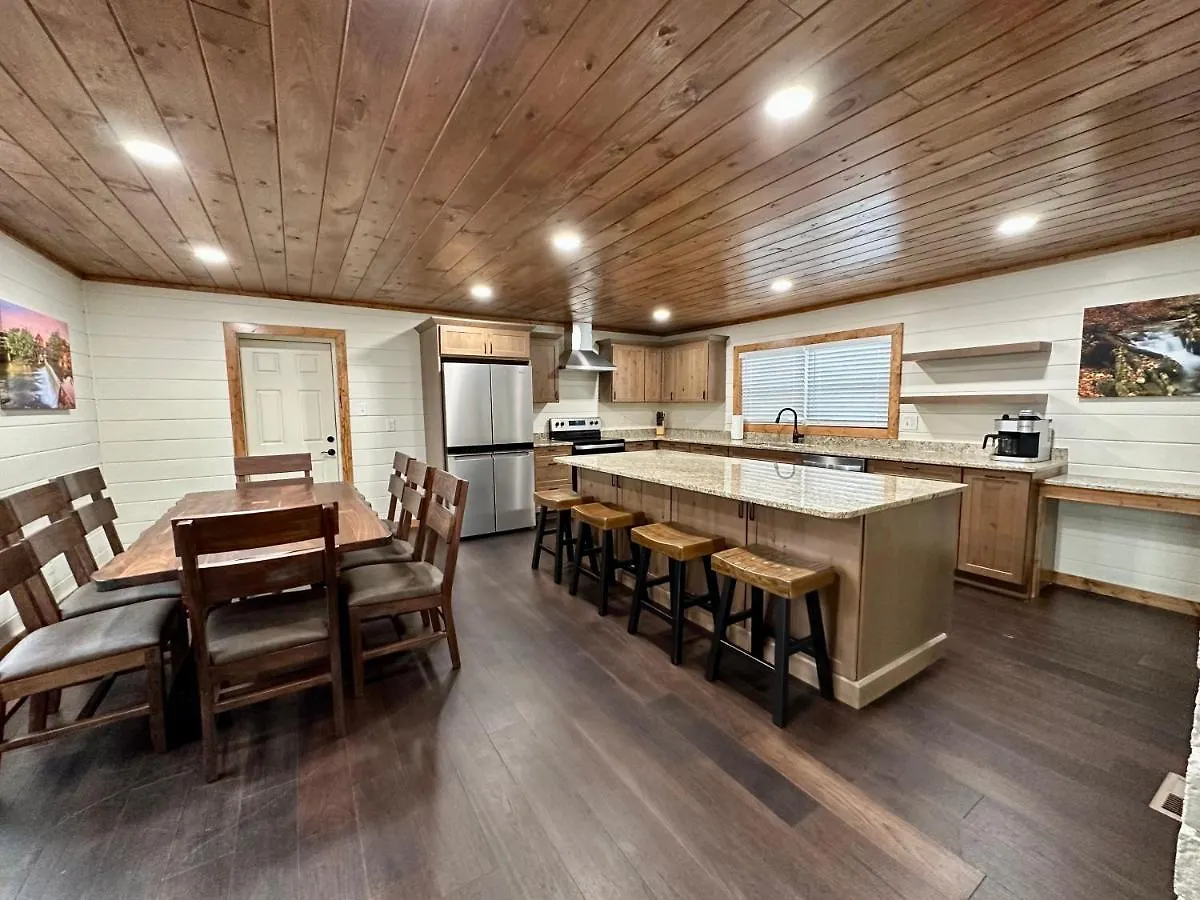 Creekfront Lodge: Brand New!