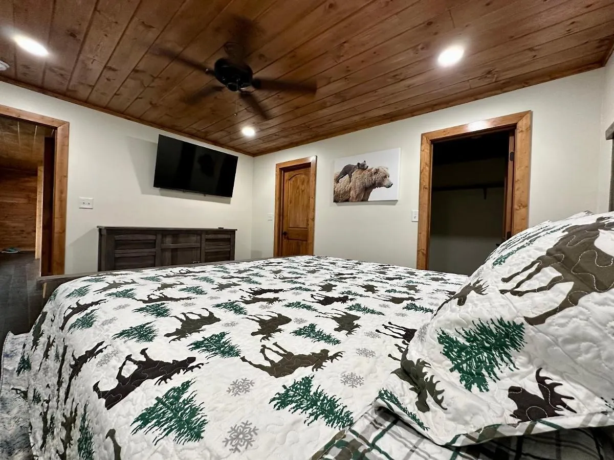 Creekfront Lodge: Brand New!