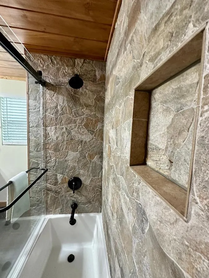 Holiday home Creekfront Lodge: Brand New!