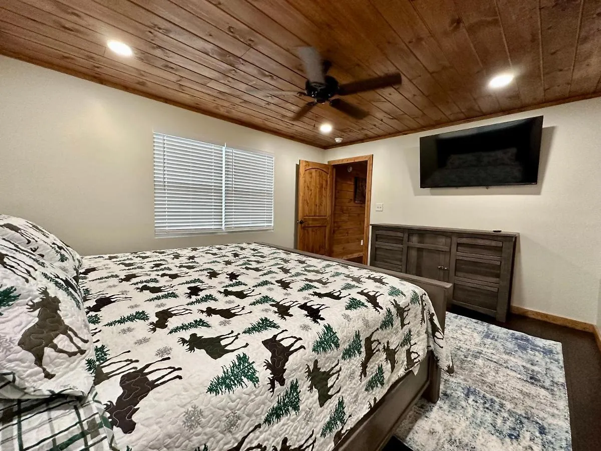 Creekfront Lodge: Brand New! Holiday home Pigeon Forge