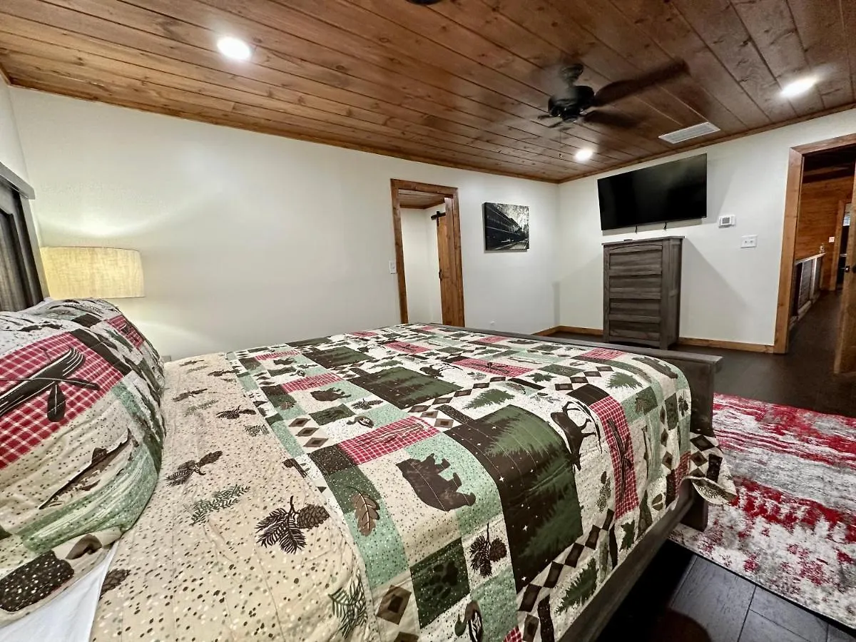 Creekfront Lodge: Brand New! Holiday home *