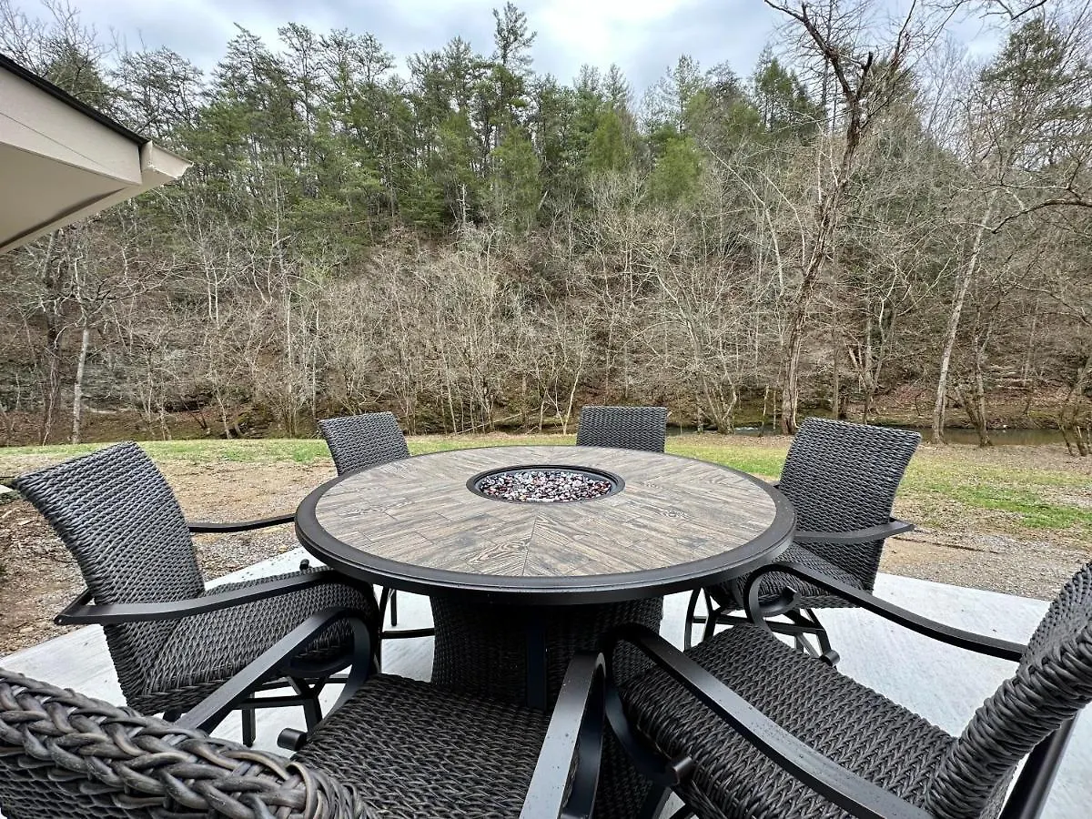 Creekfront Lodge: Brand New! *
