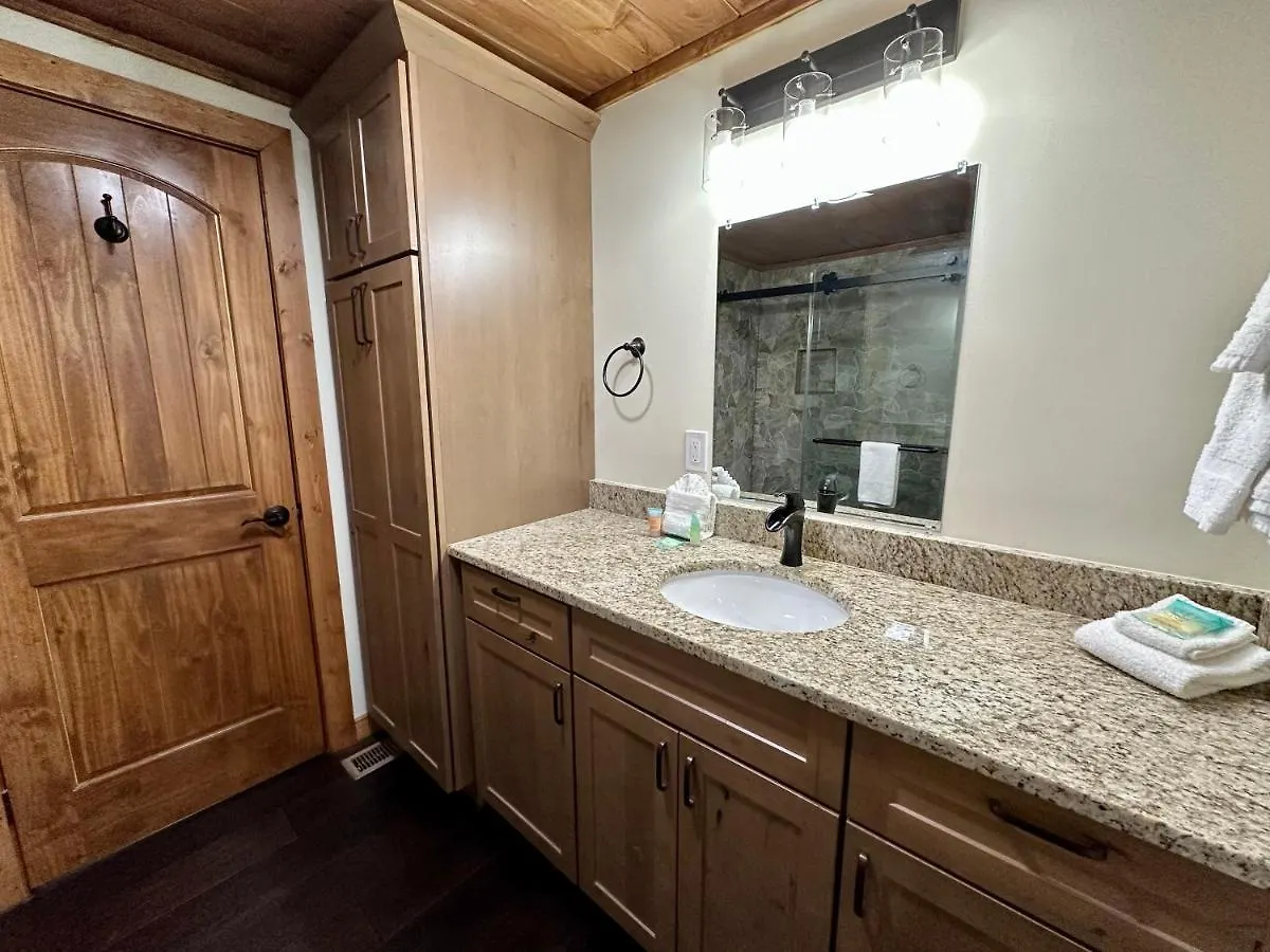Holiday home Creekfront Lodge: Brand New! *