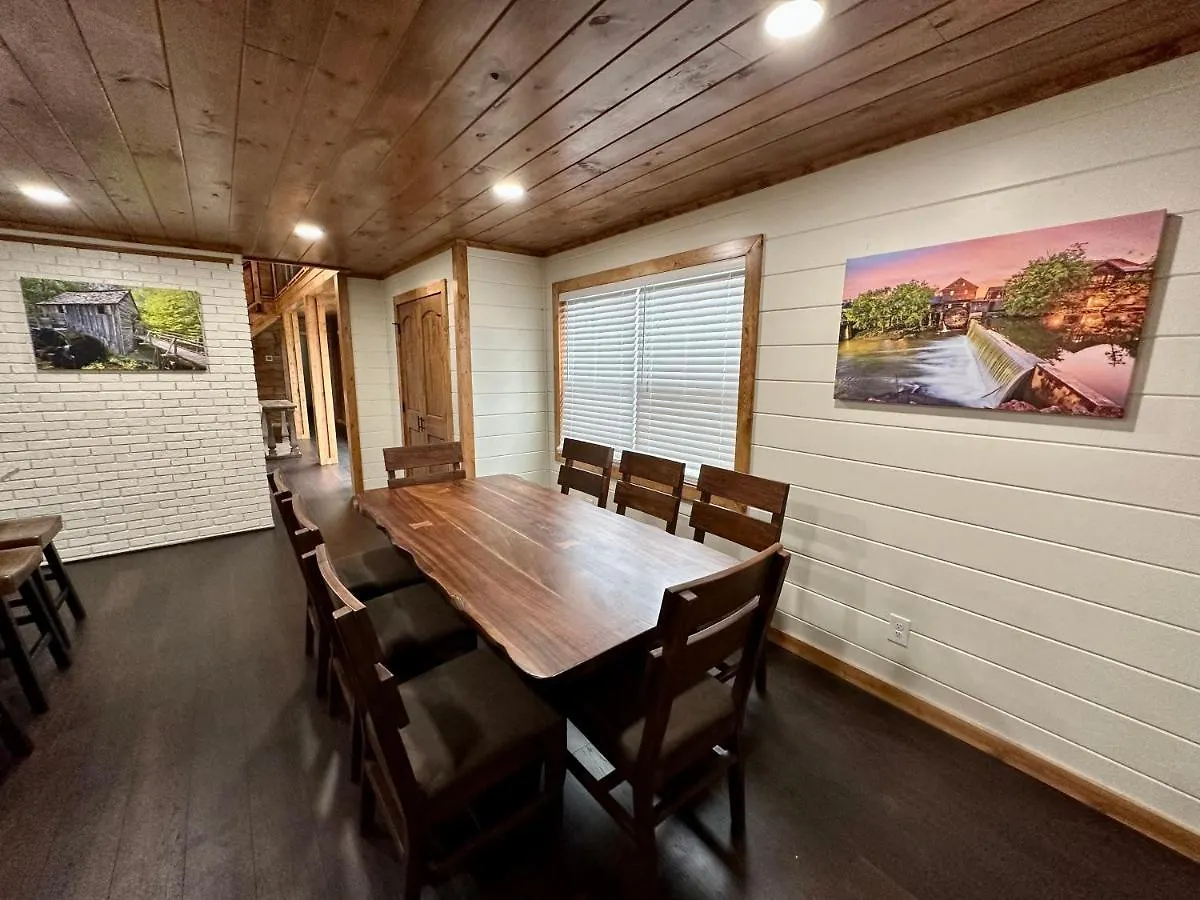 Creekfront Lodge: Brand New! Holiday home