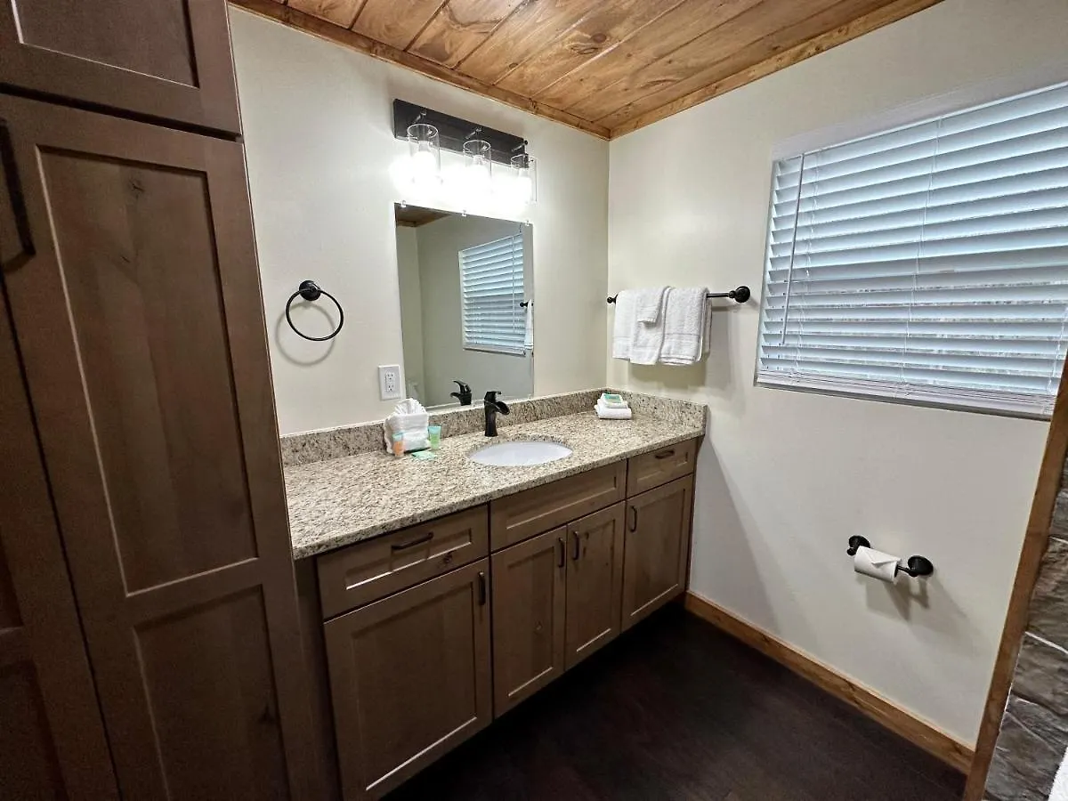 Holiday home Creekfront Lodge: Brand New!
