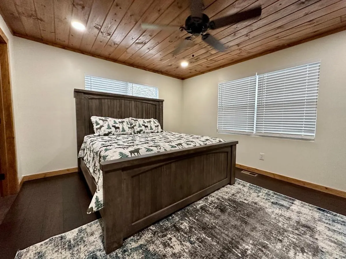 Holiday home Creekfront Lodge: Brand New!