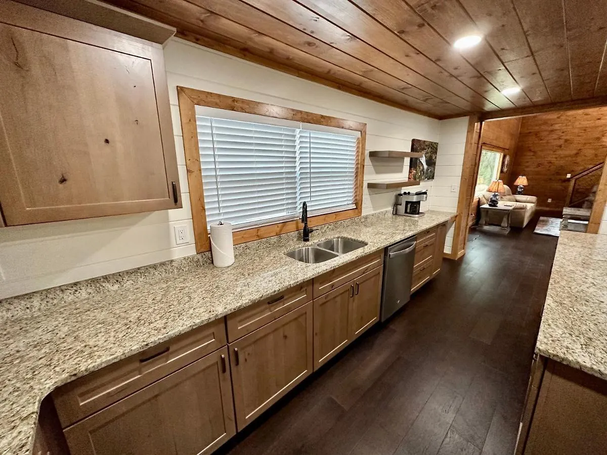 Holiday home Creekfront Lodge: Brand New!